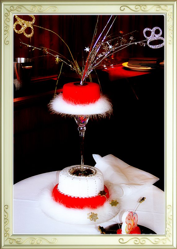 [Toshi_80th_red_white_cake_glass_stand-2.jpg]