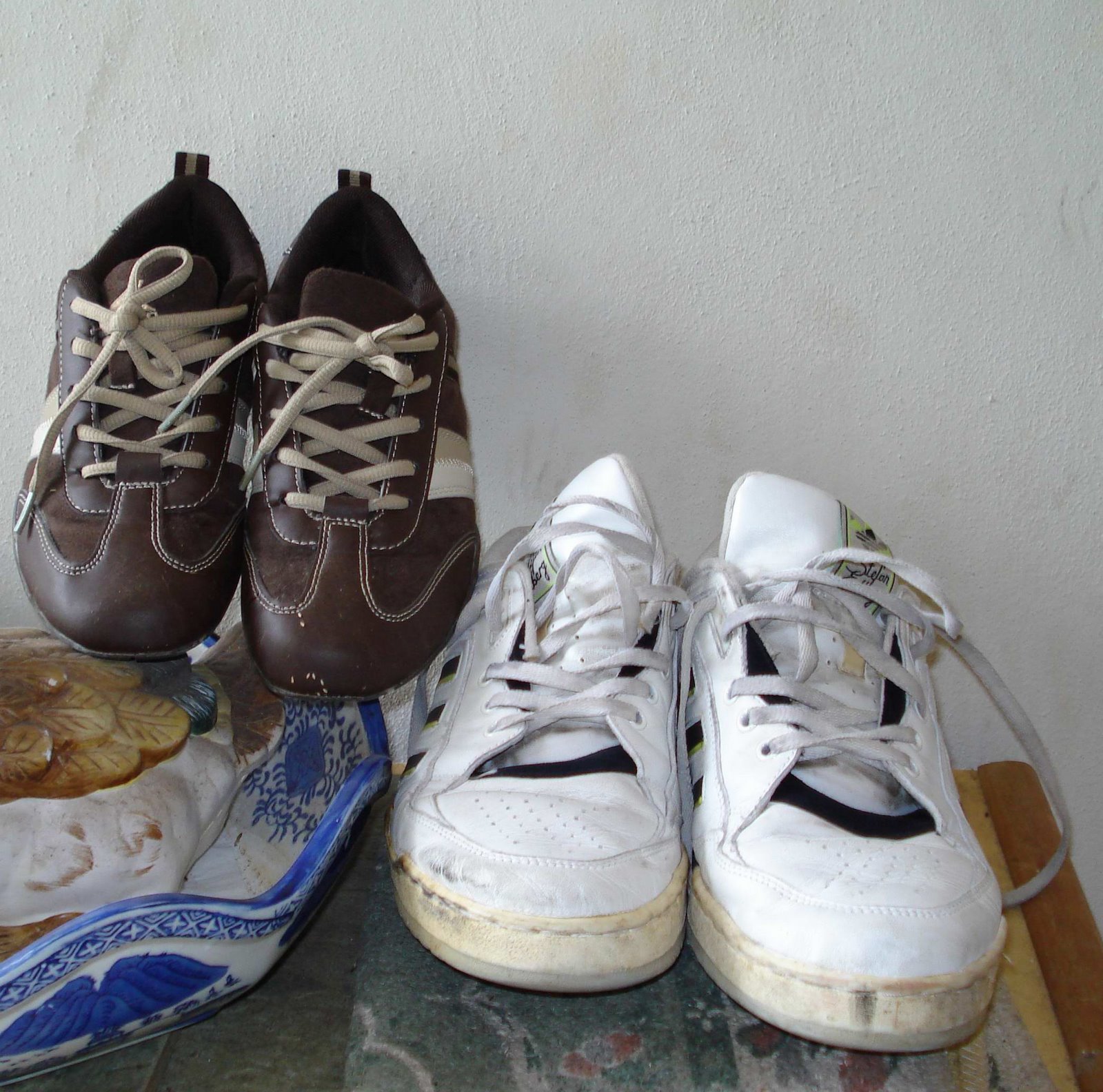 [clean+jogging+shoes.jpg]