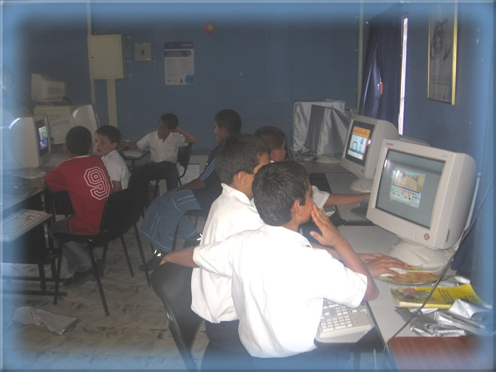 Los estudiantes usan la tecnología a través de Escuela Virtual