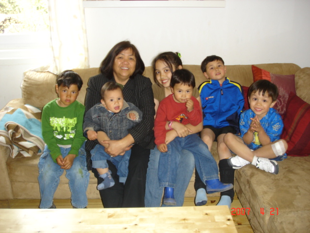 [Mom+with+all+the+grandkids.JPG]