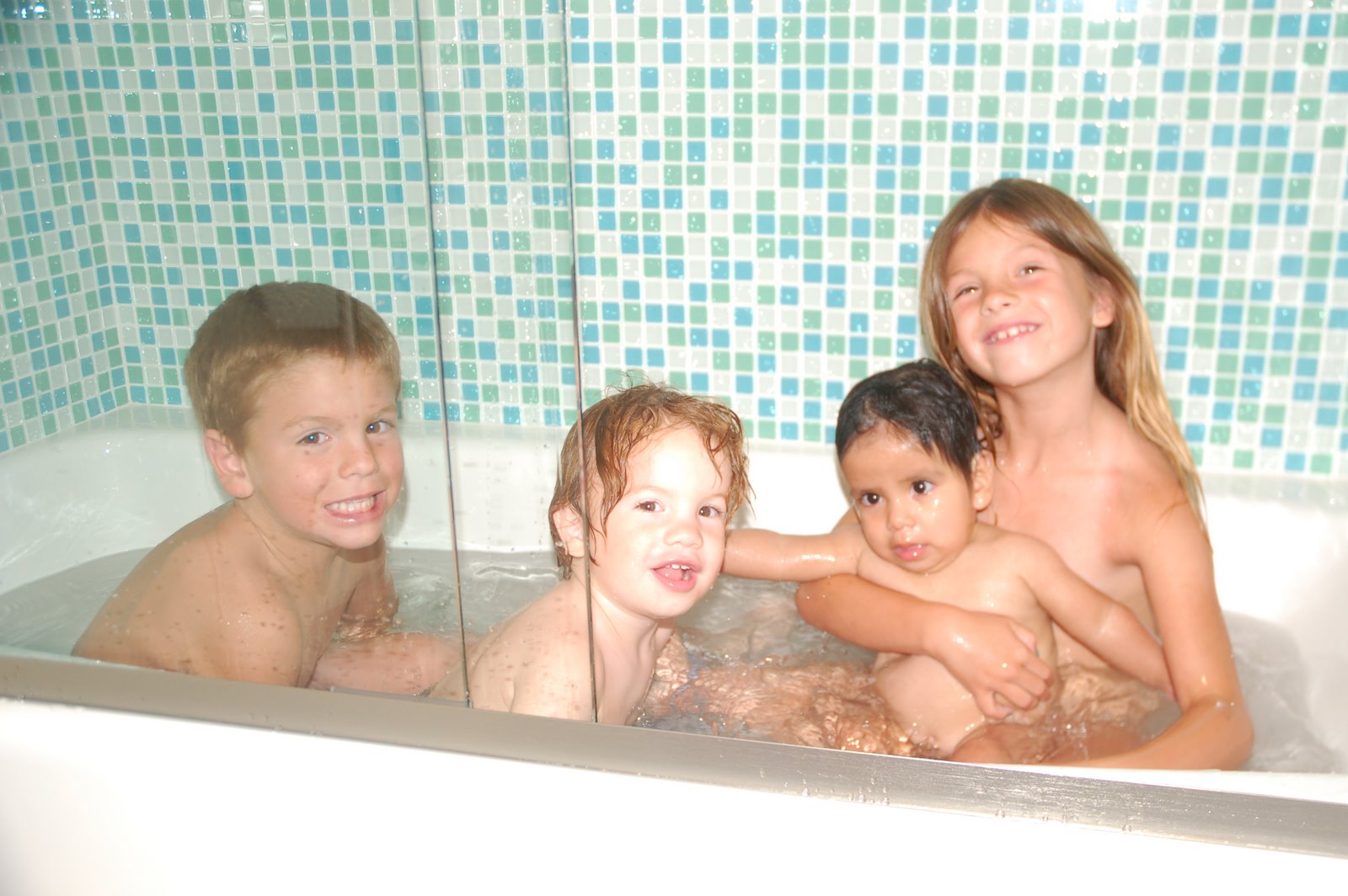 [Four+kids+in+a+tub+001.jpg]