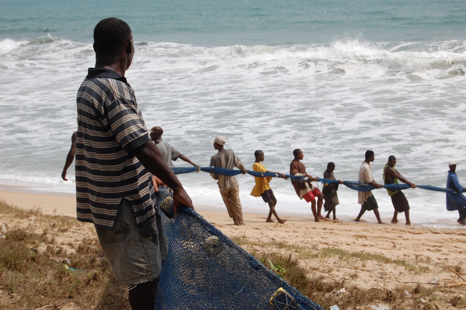 [Fisherman+Eugene+and+his+colleagues+pull+on+the+fishing+nets+in+anticipation+of+a+good+catch+in+Cape+Coast.+Pix+by+Ololade+Adewuyi.jpg]