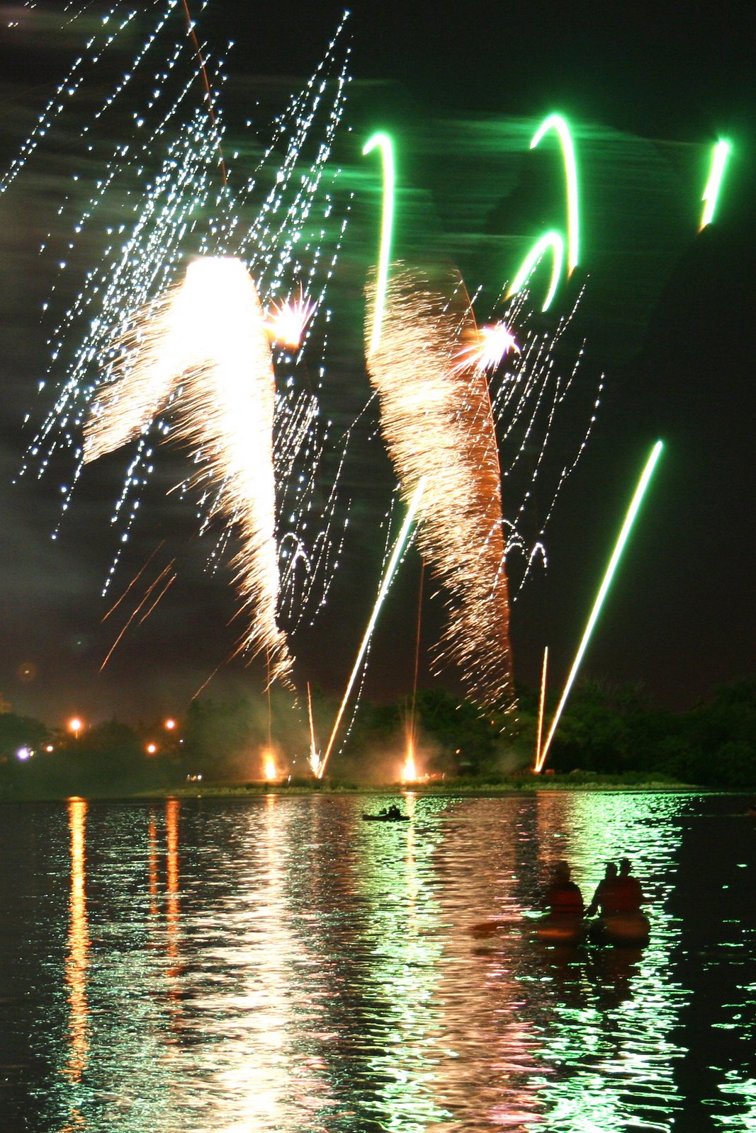 [fireworks11withboat.jpg]