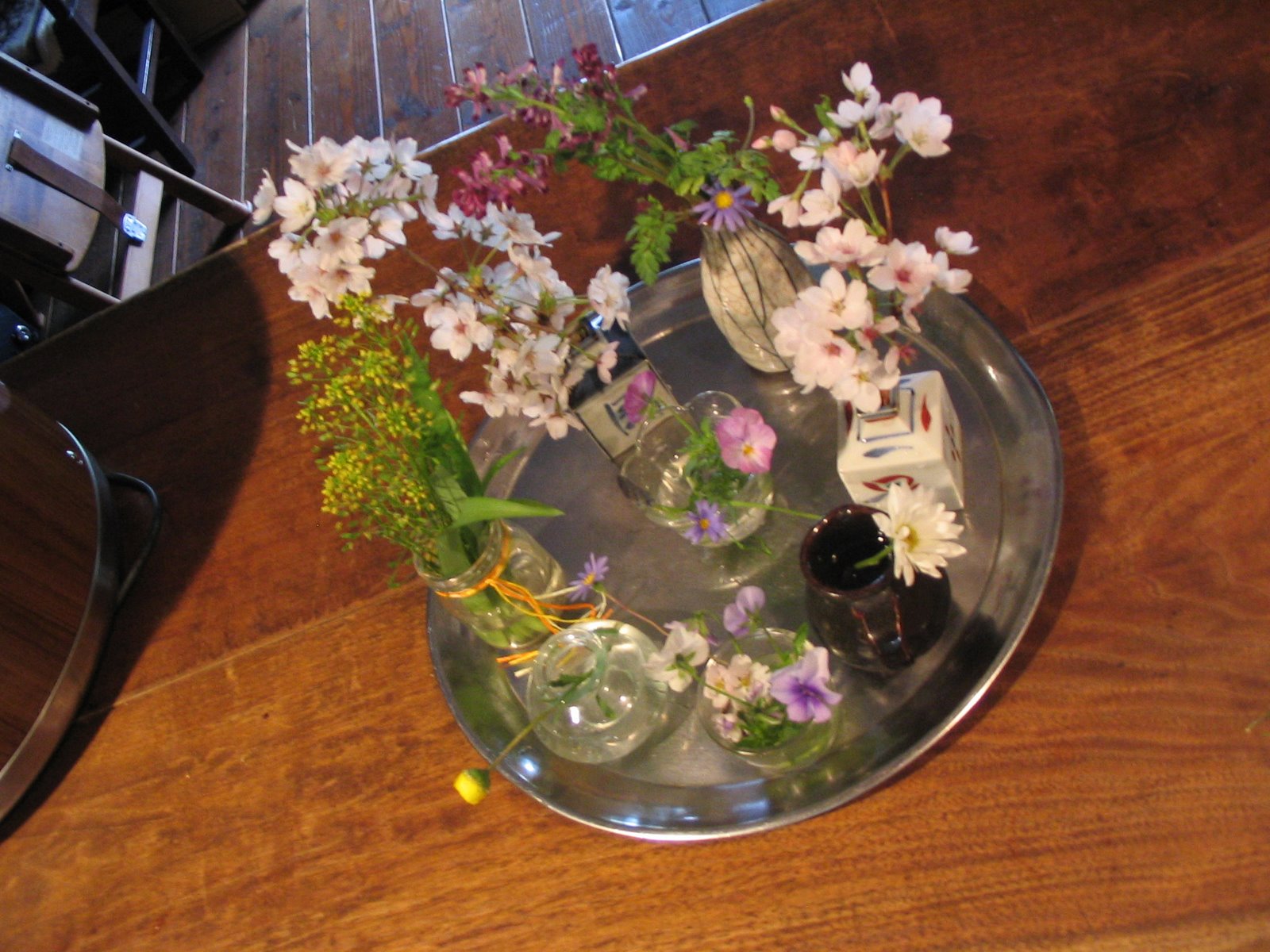 [IMG_4917+table+flowers.JPG]