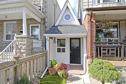 [Toronto's+smallest+house+2.jpg]