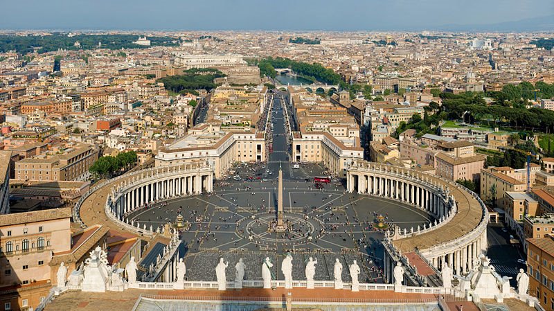 [800px-St_Peter's_Square,_Vatican_City_-_April_2007.jpg]