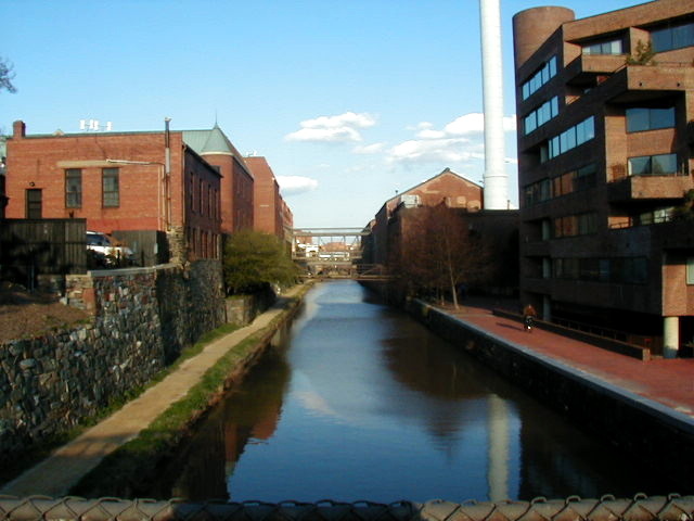 [01+Canal+C&O+at+Georgetown+Harbour.JPG]