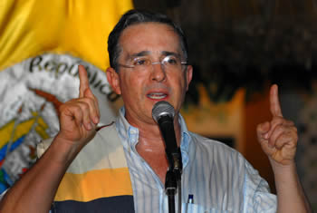 [Uribe+calando+Chávez.jpg]