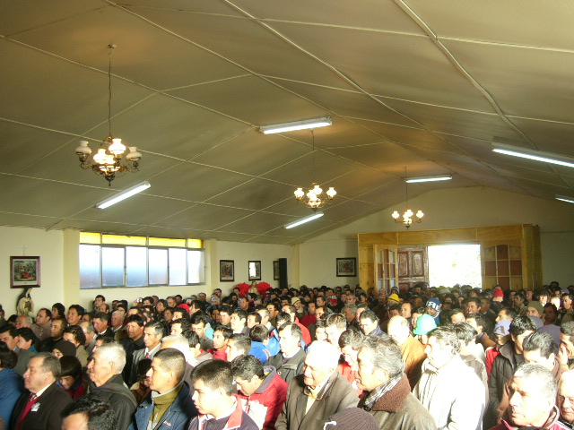 durante la misa, cerca de 800 hombres reunidos