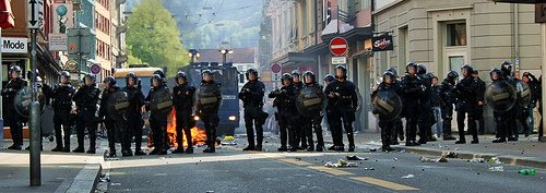 [zurich+riot+police+may+day.jpg]