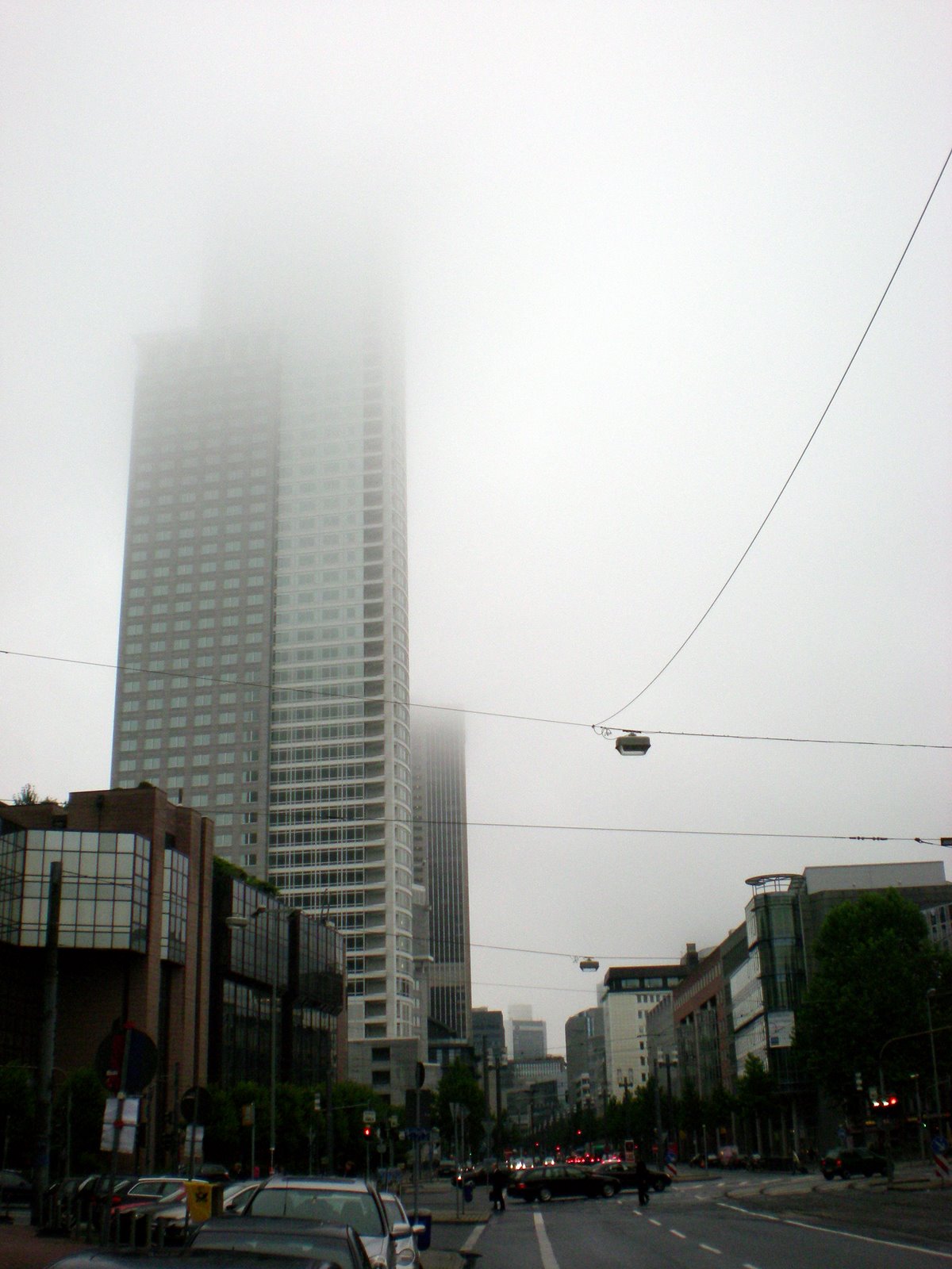 [Kronenhochhaus+nebel.jpg]