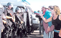 Docentes reclaman a la policía luego de la represión (Fuente Diario Clarin)