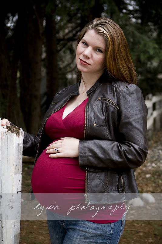 One hand on belly and the other on the post at lifestyle maternity portraits in Grass Valley, California
