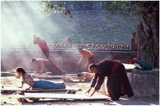 [tibetan-prostrations.jpg]