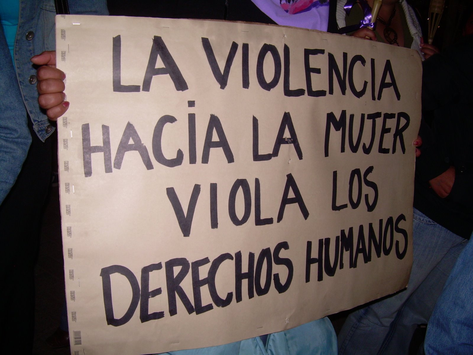 [NO+MAS+VIOLENCIA+CONTRA+LA+MUJER,+MARCHA+21-05-2006+10-46-26.JPG]