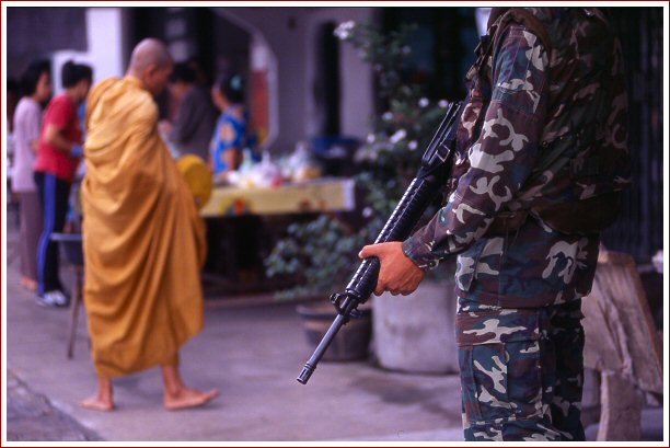 [monk+and+soldier+in+pattani.jpg]
