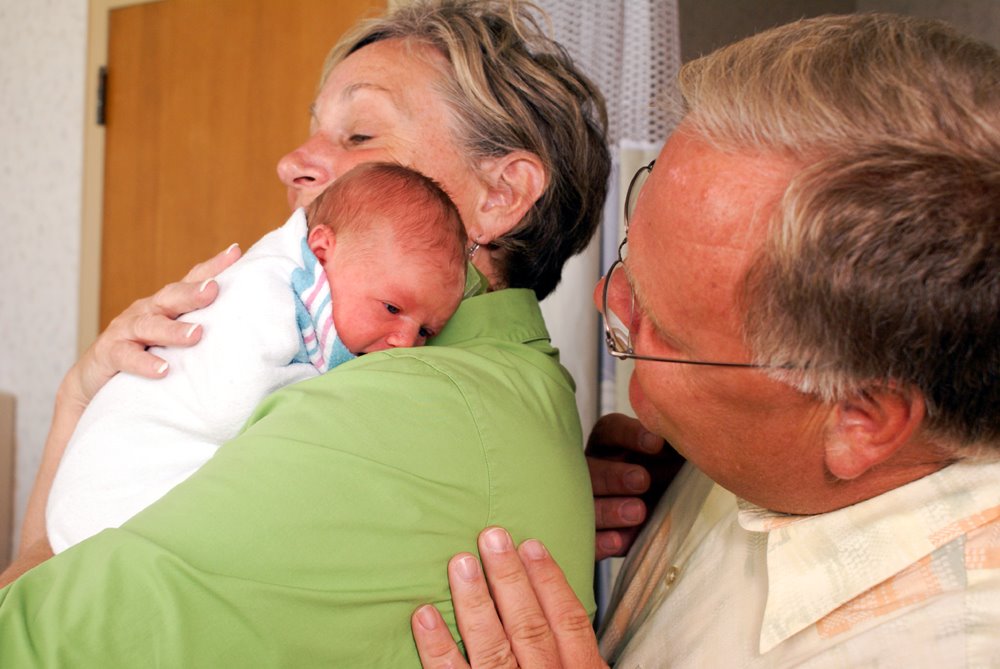 [Grandpa+and+Grandma+Hosford+with+Livvy.jpg]