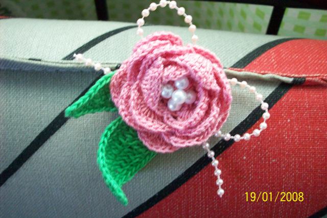 [Crochet+rose+with+leaves_beads.JPG]