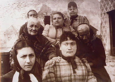 Gruppo di donne con le zie Giovanna e Francesca (al centro, col fazzoletto in testa)
