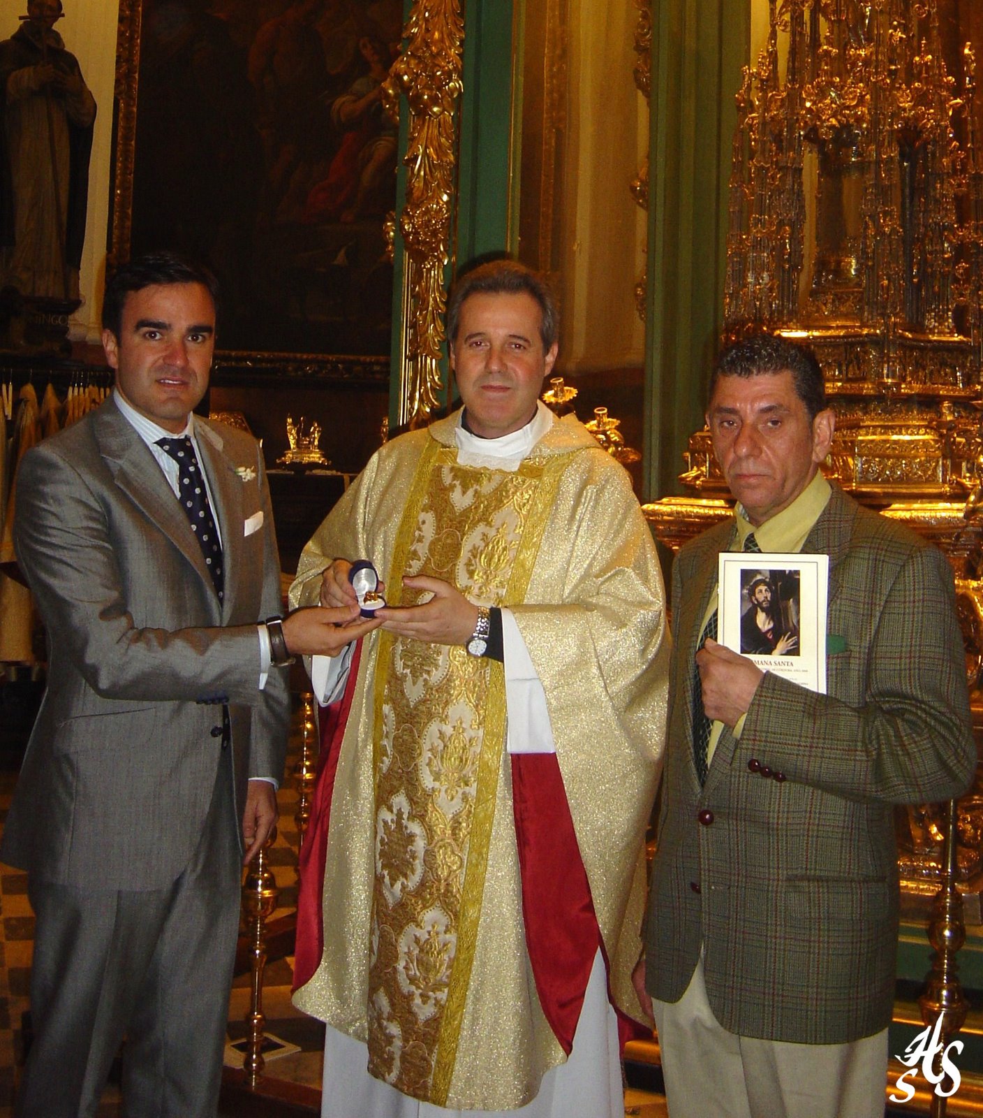 [Clemente+Rivas+entrega+el+anillo+pastoral+al+nuevo+Obispo+de+Bilbao..JPG]