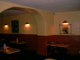 Em 2006, autodidacta, faz a sua primeira exposição no Bar Augustos, na Vila de Sintra.