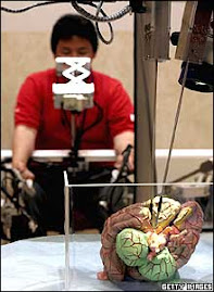 este robot hace cirugias de cerebro manejado por un operador
