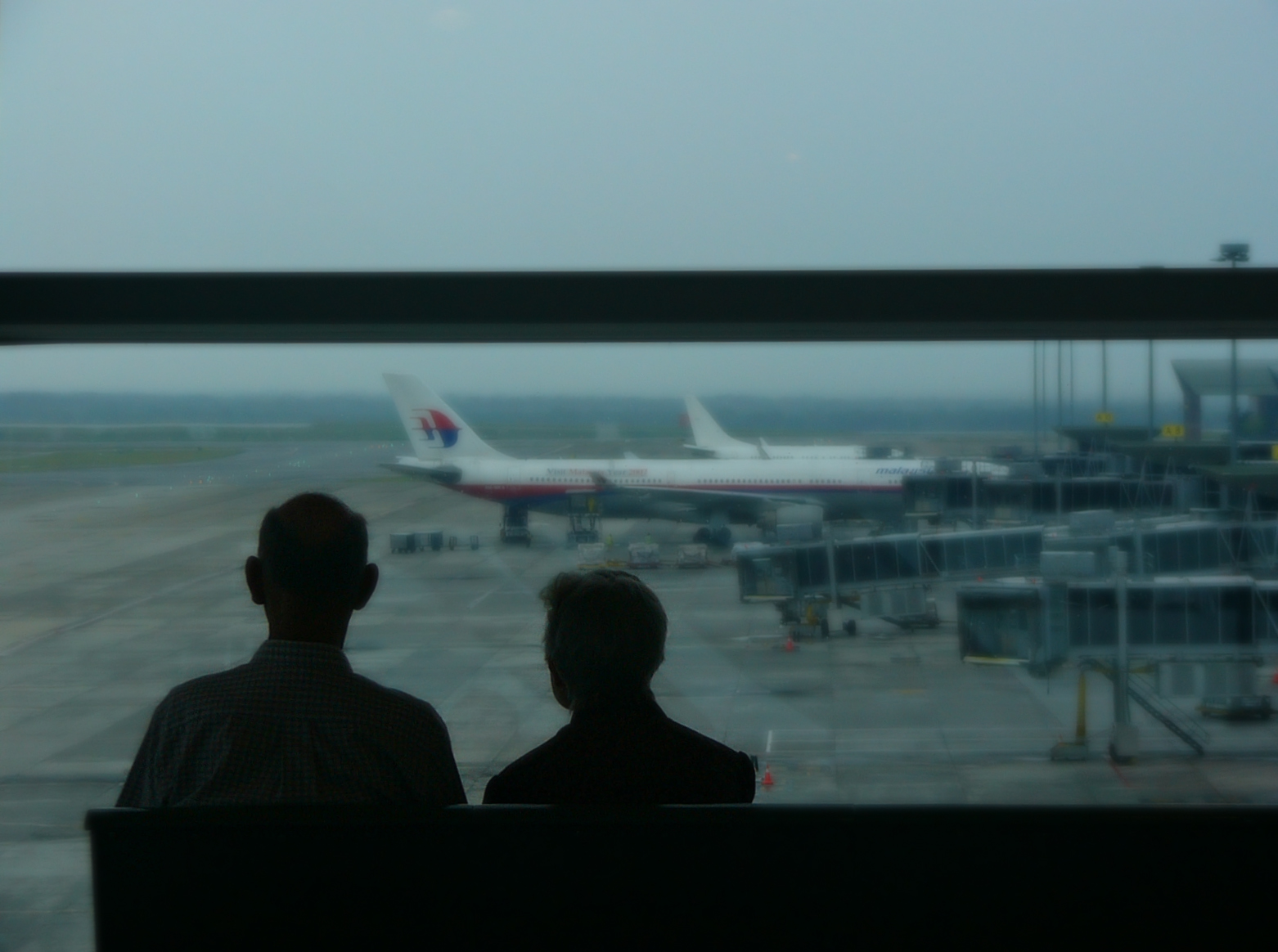 [Old+couple+watching+planes.jpg]