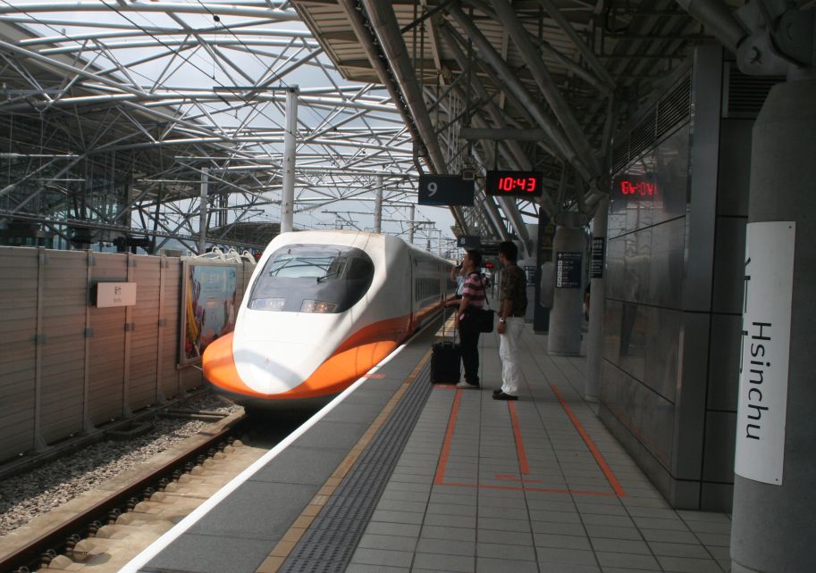 [High+speed+train+to+Taipei.jpg]