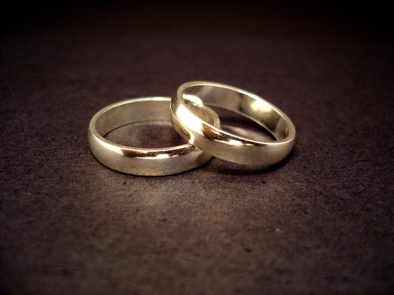 [800px-Wedding_rings.jpg]
