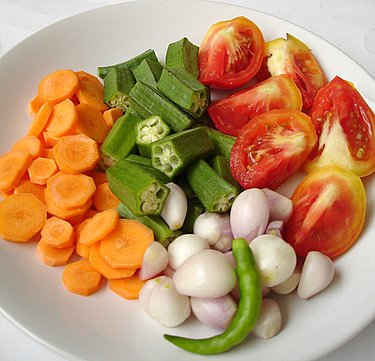 [pappu_pulusu_vegetable_ingredients_carrots_okra_shallots.JPG]