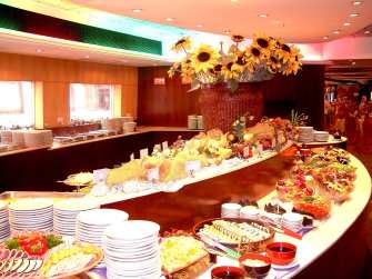 [cruise-food-buffet.JPG]