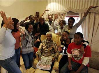 Mandela celebra su 90 cumpleaños en su aldea natal.
