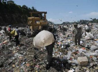 Al menos 4 personas mueren en Guatemala tras el derrumbe de una montaña de basura.