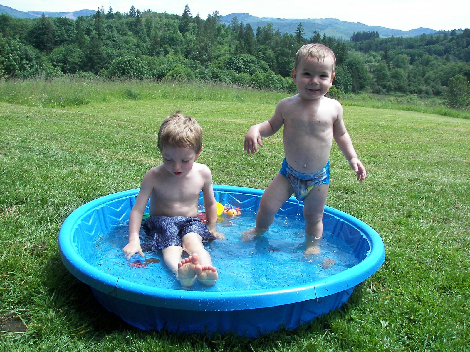 [Timmy+and+Joseph+in+pool+-+2.JPG]