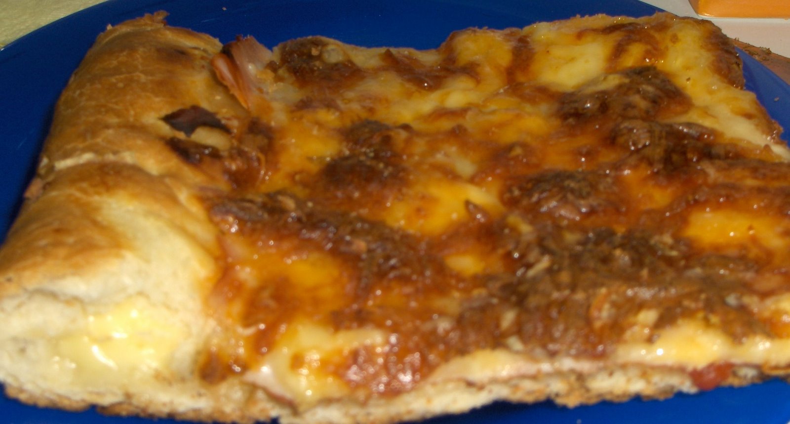 [pizza+con+el+borde+relleno+de+queso.jpg]
