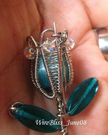 Close up of the Wire wrapped tulip brooch