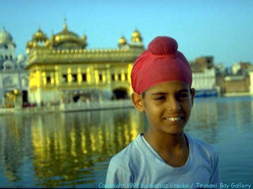 [Sikh+boy+at+the+Golden+Temple.jpg]