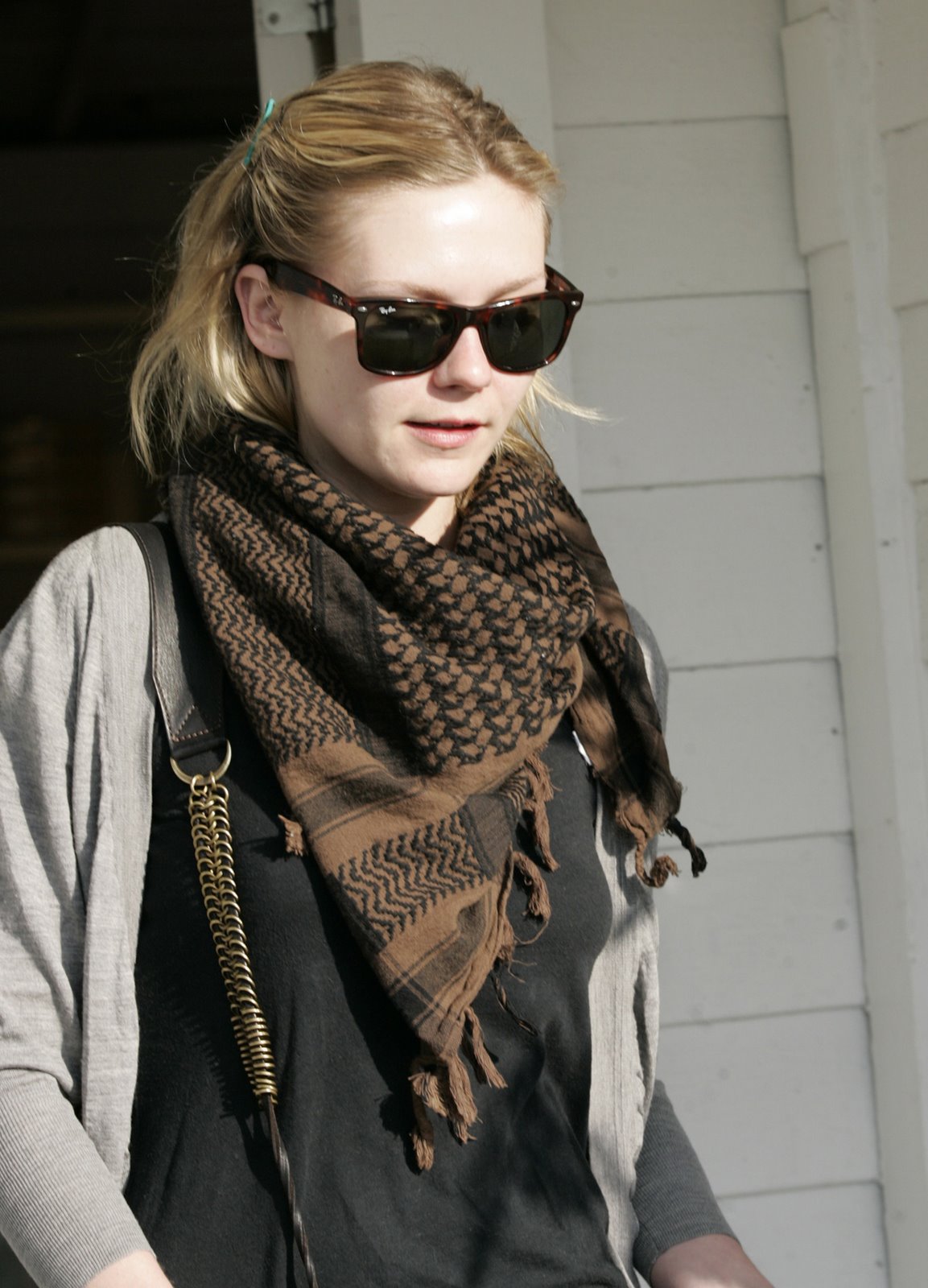 [29218_Celebutopia_Kirsten_Dunst_Out_on_the_town_in_Beverly_Hills_05_122_20lo.jpg]