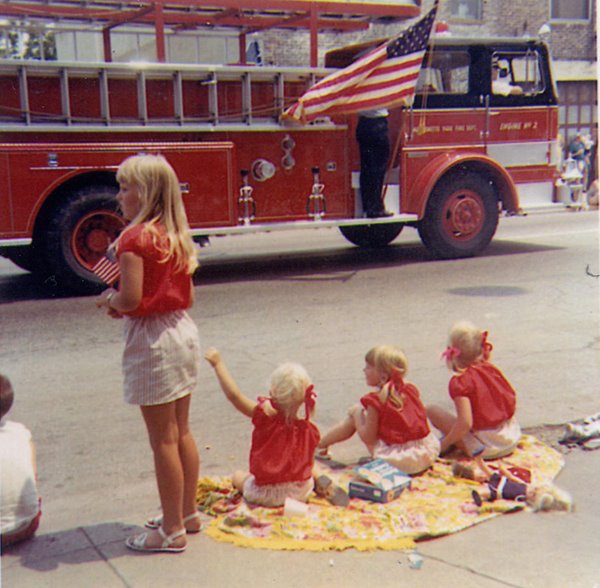 [Szucs girls at 4 July Parade 1971_edited-1.bmp]