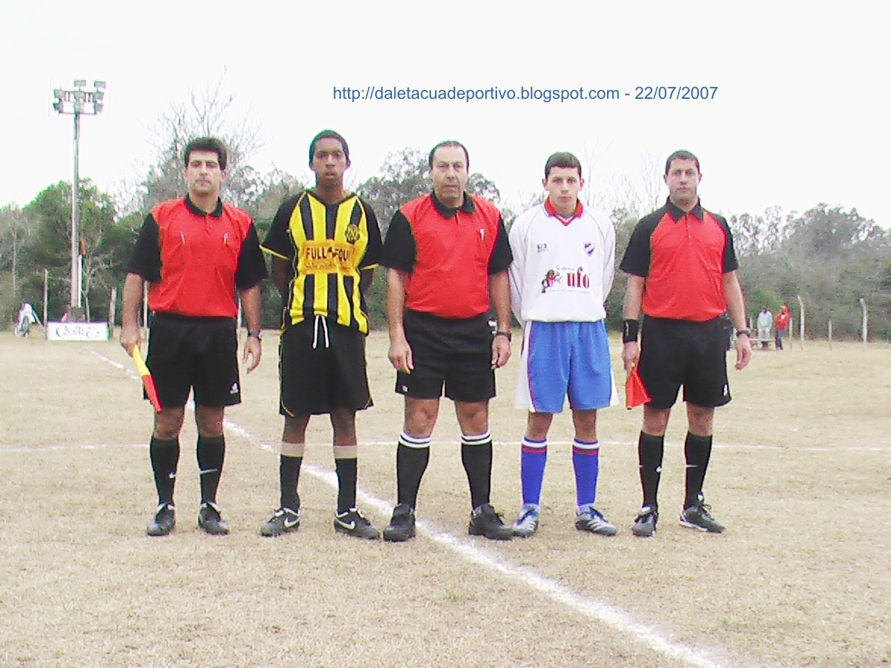 [Arbitros+Gonzalez,+Olivera+y+Vieira+junto+a+Cap.Cristian+Alvez+PeÃ±arol+y+Juan+NuÃ±ez+Nacional.jpg]