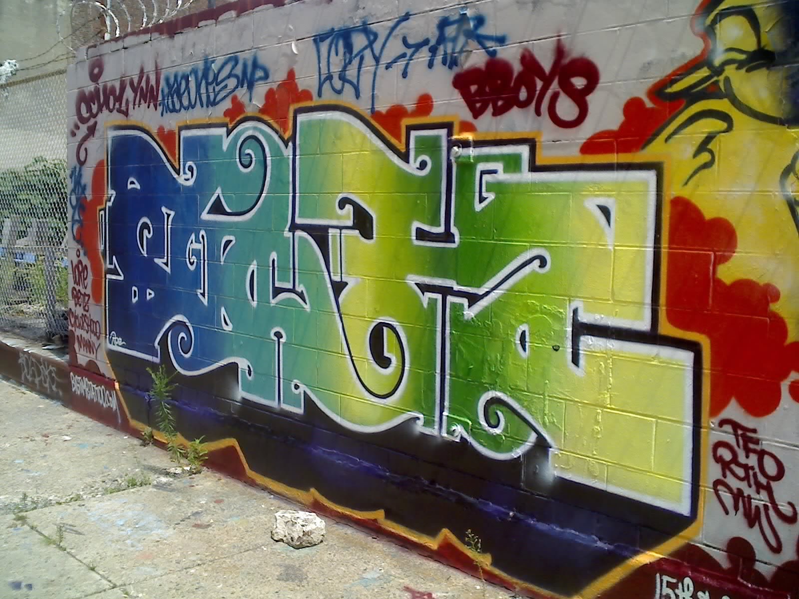 [graffiti+and+murals+-+philly+2007+summer+017.jpg]