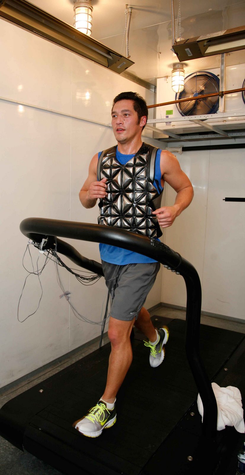 [icevest_treadmill+runner.jpg]