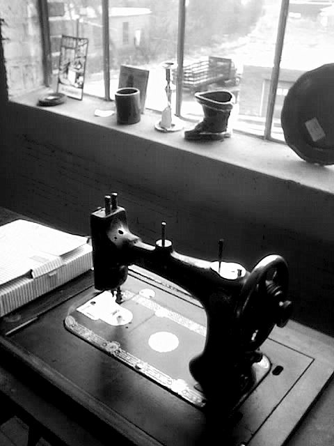[sewing.machine.jpg]