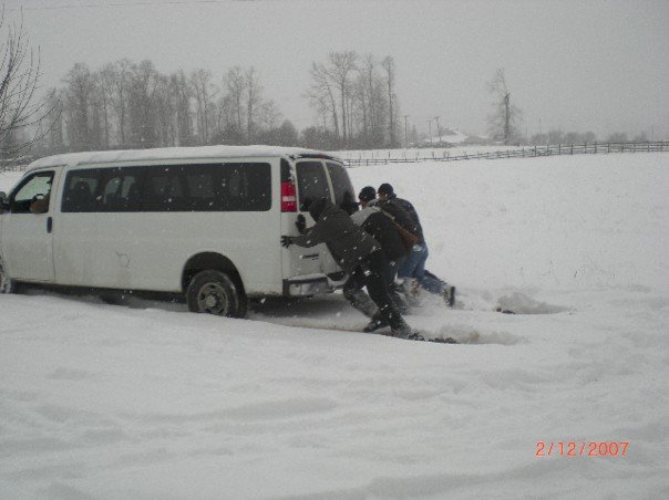 [helping+transpo+out+of+snow.jpg]