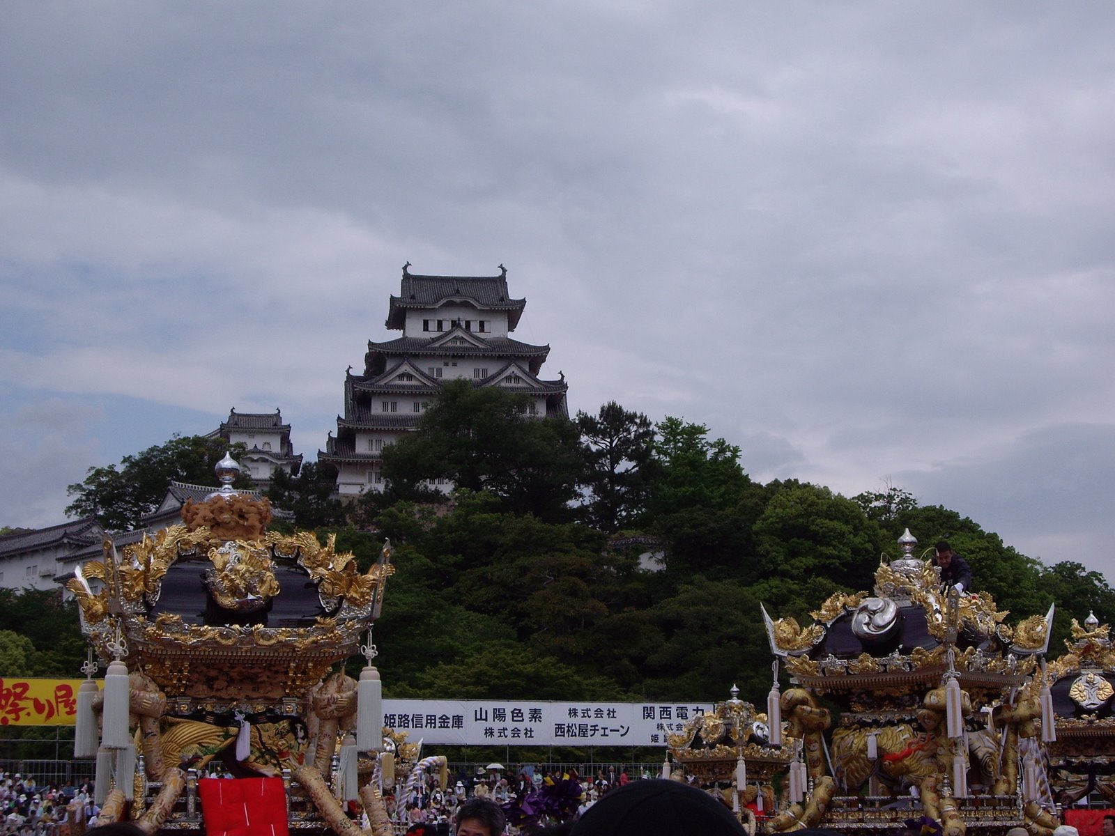 [shrines+in+front+of+castle.jpg]