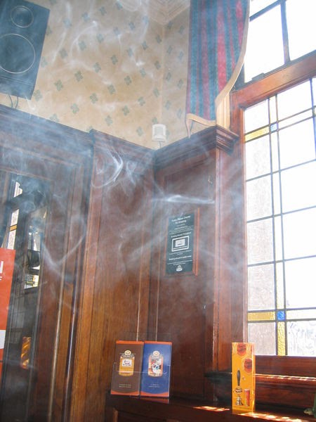 [450px-Smoke-by-a-window-in-a-pub.jpg]