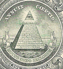 [Piramide+Ojo+que+todo+lo+ve+Simbolo+masoneria+y+Dios+egipcio+Horus-766660.jpg]