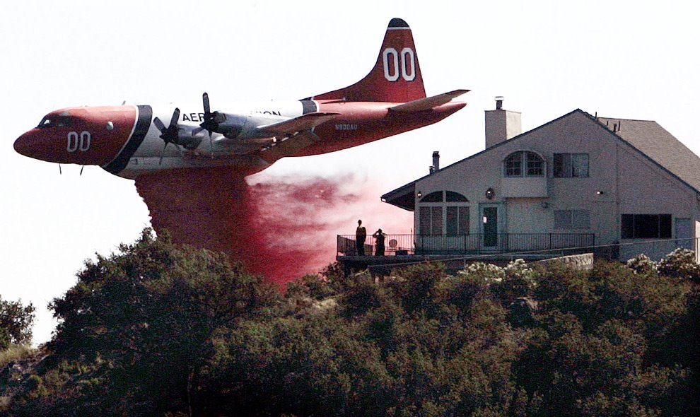 [firefighting+airtanker+drops+fire+retardant+near+homes+along+West+Camino+Cielo+Road,+Friday,+July+4,+2008+in+Santa+Barbara,+Calif..jpg]