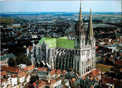 [28.Chartres.cathedrale.vueaerienne.jpg]