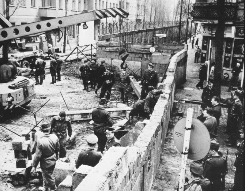 [berlin_wall_construction_1961.jpg]
